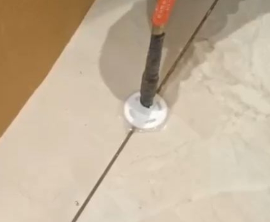 卢龙瓷砖空鼓维修公司专业解答瓷砖在铺贴过程中，如果没有涂抹均匀到位的粘结材料（如水泥砂浆或瓷砖胶），可能会导致以下问题