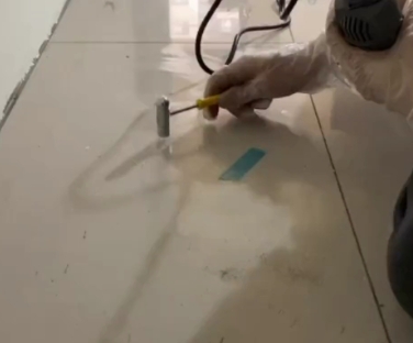 卢龙瓷砖开裂维修公司专业分享瓷砖在铺贴前如果没有沥干水分，将会导致以下问题
